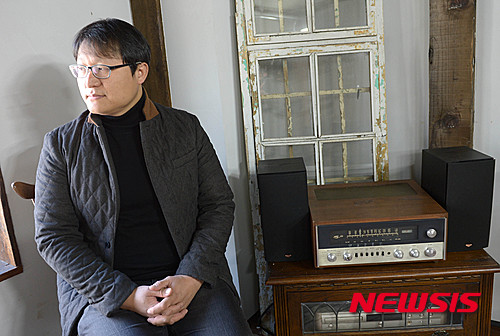【서울=뉴시스】박주성 기자 = 영화 '귀향'의 각본, 연출, 제작을 맡은 조정래 감독이 17일 오전 서울 삼청동 한 카페에서 뉴시스와 인터뷰 전 포즈를 취하고 있다. 2016.02.17. park7691@newsis.com