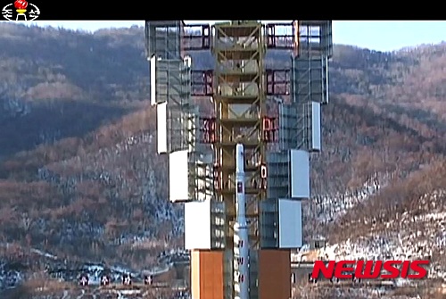 [서울=뉴시스]지난 2016년 2월17일 오전 9시30분(평양시간 오전 9시) 북한이 광명성 4호를 발사하기에 앞서 발사대 위장막을 개방한 모습. (사진 = 조선중앙TV 캡쳐)