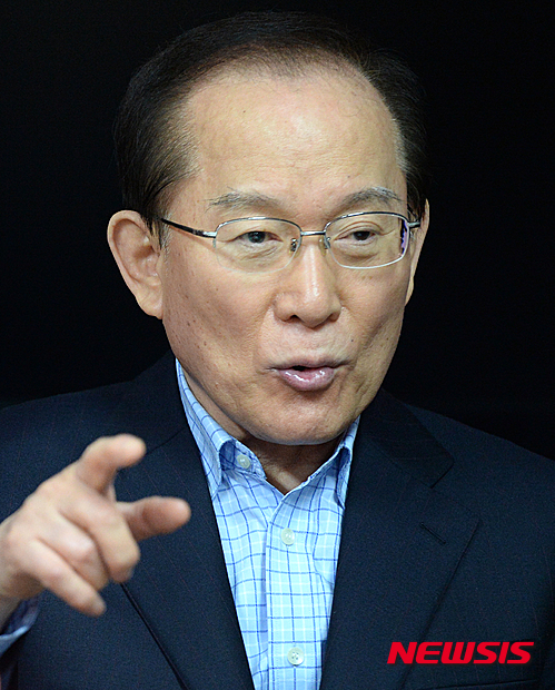 【서울=뉴시스】조수정 기자 = 이회창 전 한나라당(새누리당 전신) 총재가 18일 자신을 20년 이상 보좌한 이채관 새누리당 마포을 예비후보의 서울 마포구 망원동 선거사무소를 찾아 격려하고 있다. 2016.02.18.&nbsp; chocrystal@newsis.com