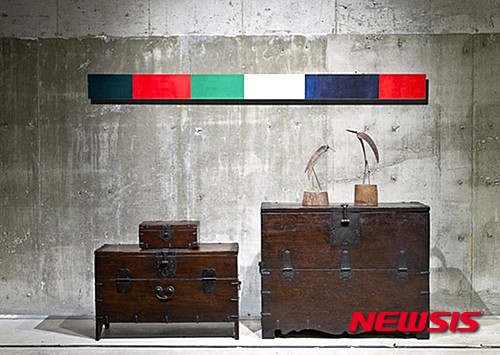 【서울=뉴시스】서울옥션 12th eBID NOW에 출품되는 한국 전통 고가구, 조각품, 회화로 연출한 홈 아트 인테리어. 