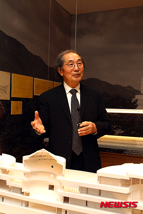 【서울=뉴시스】박현주 기자= 18일 국립현대미술관 과천관을 설계한 건축가 김태수씨가 그동안 지어온 건축물을 설명하고 있다.