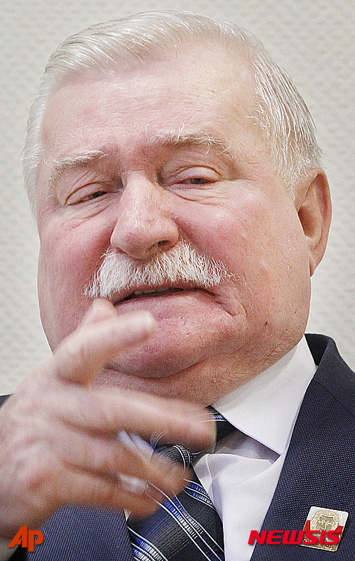 【AP/뉴시스】2015년 2월 자료 사진으로, 레흐 바웬사 전 폴란드 대통령이 바르샤바에서 AP 통신과 인터뷰하는 모습이다. 2016. 2. 18.&nbsp; 