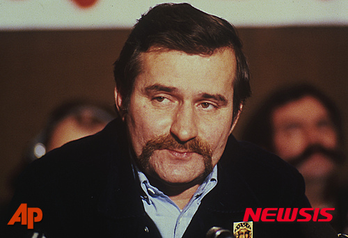 【AP/뉴시스】레흐 바웬사의 1981년 자료 사진. 공산 폴란드 시절 불법 자유노조 연대를 창설했던 바웬사가 1970~1976년 비밀 정보기관에 돈을 받고 정보를 제공한 밀고자였음을 입증하는 서류가 발견됐다고 18일 폴란드 국가기억원 원장이 밝혔다. 2016. 2. 18. 