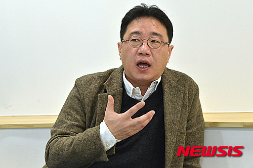 【서울=뉴시스】김선웅 기자 = 영화 '번개맨'을 연출한 조근현 감독이 18일 오전 서울 마포구 상암동 드림써치씨앤씨에서 뉴시스와 인터뷰를 하고 있다. 2016.02.18. mangusta@newsis.com