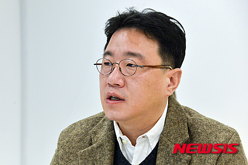 【서울=뉴시스】김선웅 기자 = 영화 '번개맨'을 연출한 조근현 감독이 18일 오전 서울 마포구 상암동 드림써치씨앤씨에서 뉴시스와 인터뷰를 하고 있다. 2016.02.18. mangusta@newsis.com