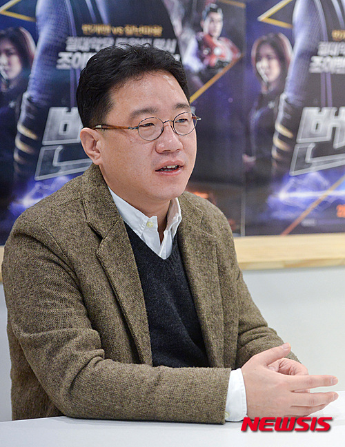 【서울=뉴시스】김선웅 기자 = 영화 '번개맨'을 연출한 조근현 감독이 18일 오전 서울 마포구 상암동 드림써치씨앤씨에서 뉴시스와 인터뷰를 하고 있다. 2016.02.18. mangusta@newsis.com