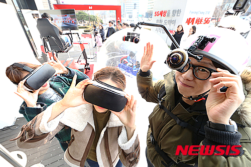 【서울=뉴시스】KT(회장 황창규)는 국내 가상현실(VR) 전문기업 무버(대표 김윤정)와 함께 오는 22일부터 25일까지 스페인 바르셀로나에서 열리는 MWC(Mobile World Congress) 2016에 ‘GiGA VR Station’이라는 주제로 다양한 가상현실(VR) 콘텐츠를 전시할 예정이라고 21일 밝혔다. 2016.02.21. (사진=KT 제공) photo@newsis.com