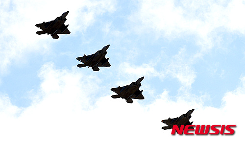 【평택=뉴시스】이정선 기자 = 북한의 장거리 로켓(미사일)발사, 개성공단 폐쇄 등 남북 간 군사적 긴장감이 고조되고 있는 가운데 17일 오후 경기도 오산미공군기지 상공에서 F-22 랩터가 저공비행을 하고 있다. 2016.02.20.&nbsp; ppljs@newsis.com