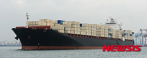 【부산=뉴시스】하경민 기자 = 국제사회의 이란 경제제재로 운항이 중지됐던 이란 국영선사 IRISL 선박이 경제 제재가 해제됨에 따라 4년 만에 다시 부산항에 입항했다.   부산항만공사(BPA)는 이란 국영선사 IRISL의 선박 TOUSKA호(5100TEU급)가 이란을 출발해 두바이를 거쳐 19일 부산항에 입항했다고 밝혔다. 2016.02.19. (사진=BPA 제공) yulnetphoto@newsis.com
