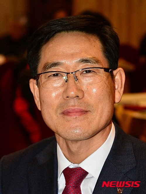 【창원=뉴시스】 홍정명 기자 = 지난 18일 오후 창원 풀만호텔에서 열린 (사)중소기업융합경남연합회 제23차 정기총회에서 제10대 회장으로 취임한&nbsp; 최주원 ㈜코텍 대표이사.2016.02.19.&nbsp;&nbsp; hjm@newsis.com