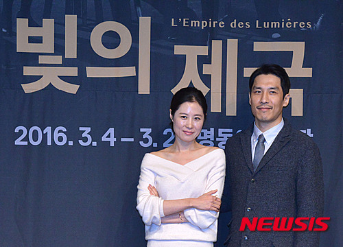 【서울=뉴시스】이재훈 기자 = 작가 김영하(48)의 소설 '빛의 제국'은 전반적으로 안개가 지배한다. 경계에 선 인물들의 개인사와 현대사가 씨줄과 날줄로 얽히며 잘라말하기 힘든, 흐릿한 정서들이 모자이크처럼 엮인다.  2005년 어느 날 아침, 서울로 남파된 스파이 '김기영'에게 모든 것을 정리하고 평양으로 귀환하라는 명령이 떨어지면서 벌어지는 이야기다. 그에게 남은 시간은 단 24시간. 21년 북한, 21년을 한국에서 살아온 기영은 두 경계에 걸쳐 무수한 정체성을 가지고 있다.  realpaper7@newsis.com 