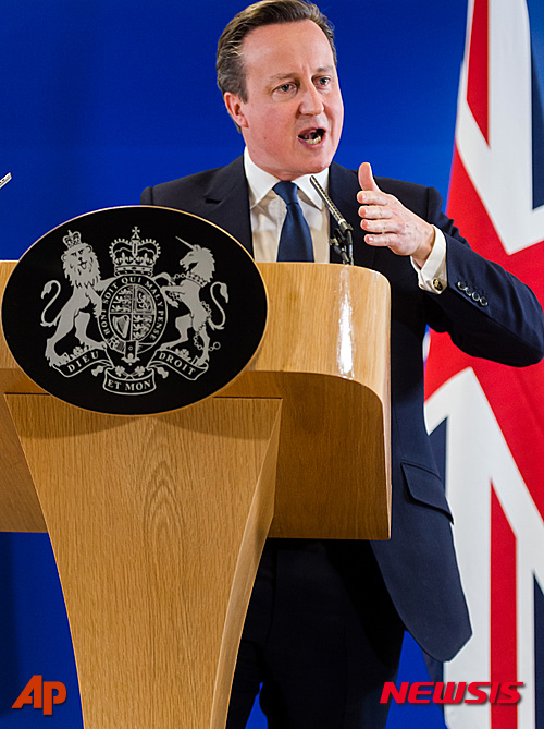 【브뤼셀=AP/뉴시스】데이비드 캐머런 영국 총리가 19일(현지시간) 벨기에 브뤼셀에서 기자회견을 열어 유럽연합(EU)정상회의에서 합의한 개혁방안에 대해 설명하고 있다. 캐머런 총리는 이같은 합의를 바탕으로, 영국 국민들에게 EU 회원국 잔류 여부를 직접 묻는 국민투표를 오는 6월 23일 치를 예정이라고 밝혔다. 2016.02.21&nbsp;&nbsp; 