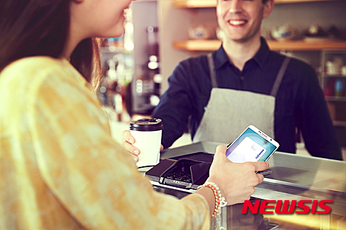 【서울=뉴시스】삼성전자는 지난해 8월 한국에서 처음으로 선보였고 9월 미국에서 정식 서비스를 시작한 ‘삼성페이’가 6개월만에 누적 결제금액 5억달러(약 6200억원), 가입자수 500만명을 돌파했다고 20일 밝혔다. 3월 내 중국에서도 ‘삼성 페이’ 서비스를 시작하며 호주, 브라질, 싱가폴, 스페인, 영국과 캐나다에서도 서비스 확대를 준비하고 있다. 사진은 간편한 사용성과 강력한 보안성을 갖춘 모바일 결제 서비스 '삼성 페이'를 선보이는 모습. 2016.02.20. (사진=삼성전자 제공) photo@newsis.com