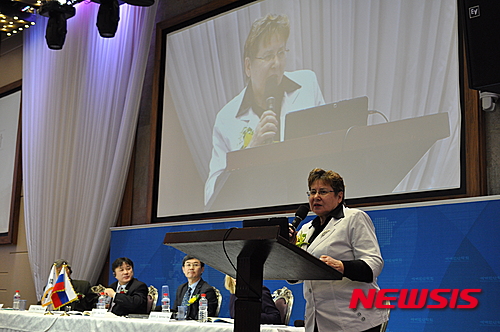 【뉴욕=뉴시스】노창현 특파원 = 올가 디야코바 러시아 극동연방대학 역사학과 교수가 20일 모스크바 코르스톤호텔에서 열린 2016 세계환단학회 모스크바 학술대회에서 '발해(시호텔알린 산맥 중부지역)의 교통로'라는 연구논문을 소개해 관심을 끌었다. 디야코바 교수는