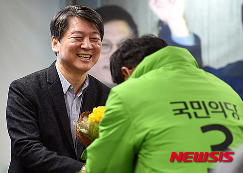 【군포=뉴시스】이정선 기자 = 국민의당 안철수 상임 공동대표가 21일 오후 경기도 군포시 정기남 예비후보 선거사무실 개소식에서 정기남 예비후보에게 꽃다발을 전하고 있다. 2016.02.21.&nbsp; ppljs@newsis.com