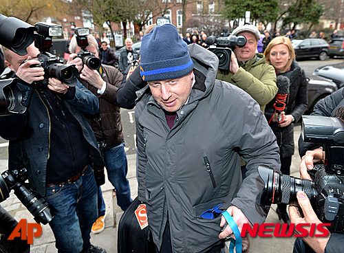 【런던=AP/뉴시스】보리스 존슨 영국 런던 시장이 21일(현지시간) 취재진에 둘러싸여 있다. 그는 이날 영국의 유럽연합 탈퇴를 지지한다고 밝혔다. 2016.02.22 