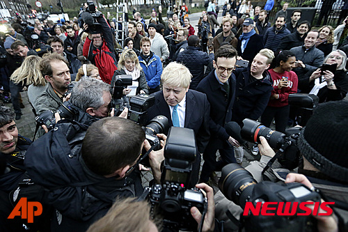 【런던=AP/뉴시스】보리스 존슨 영국 런던 시장이 21일(현지시간) 취재진에 둘러싸여 있다. 존슨 시장은 이날 영국의 유럽연합(EU) 탈퇴 지지를 선언했다. 2016.02.22 