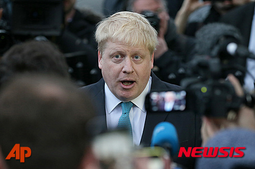 【런던=AP/뉴시스】보리스 존슨 영국 런던시장이 21일(현지시간) 자택 앞에서 영국의 유럽연합(EU) 탈퇴 지지 입장을 발표하고 있다. 2016.02.22 