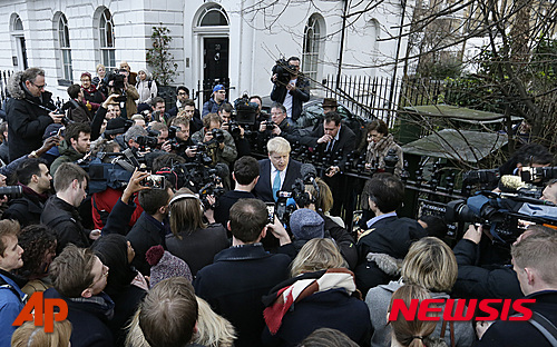  【런던=AP/뉴시스】보리스 존슨 영국 런던시장이 21일(현지시간) 자택 앞에서 취재진에 둘러싸여 영국의 유럽연합(EU) 탈퇴 지지 입장을 발표하고 있다. 2016.02.22 