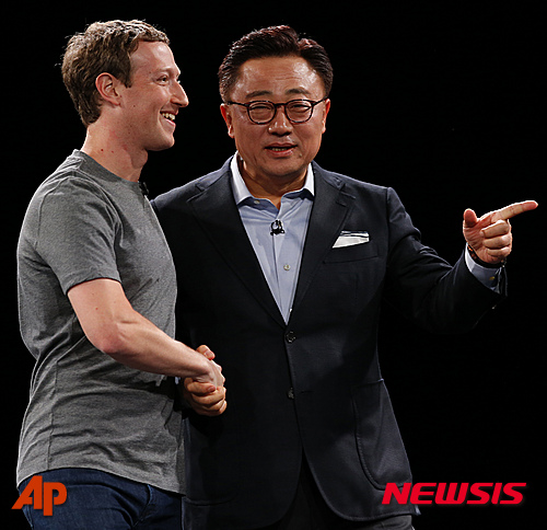 【바르셀로나=AP/뉴시스】고동진 삼성전자 사장(IM 사업부장 · 오른쪽)이 21일(현지시간) 스페인 바르셀로나 컨벤션센터(CCIB)에서 열린 전략 스마트폰 ‘갤럭시S7’(5.1인치)과 ‘갤럭시S7 엣지’(5.5인치), 360도 촬영을 할 수 있는 ‘기어 360’ 카메라를 새로이 공개한 자리에서 마크 저커버그 페이스북 최고경영자와 악수하고 있다. 2016..02.22