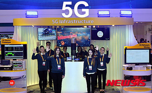 【바르셀로나(스페인)=뉴시스】사진공동취재단 = 21일(현지시간) ‘모바일 월드 콩그레스(Mobile World Congress; MWC) 2016’ 행사장인 스페인 바르셀로나 '피라 그란 비아(Fira Gran Via)' SK텔레콤 전시관에서 현지 진행 요원들이 5G 부스를 소개하고 있다. SK텔레콤은 19~20일 양일간 바르셀로나 MWC 현장에서 5G 속도 테스트를 통해 20.5Gbps 속도 데이터 전송 '라이브 시연'에 성공, 5G 속도 기준을 넘었다고 밝혔다. 2016.02.22.&nbsp; photo@newsis.com