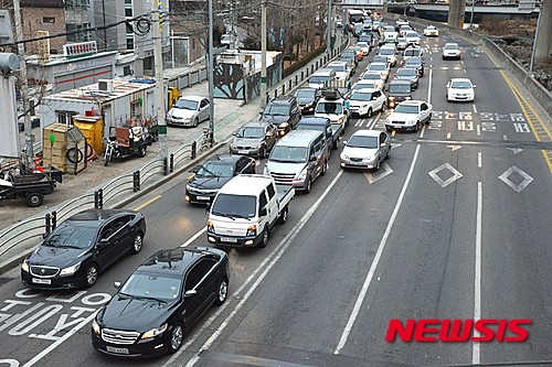 【서울=뉴시스】김선웅 기자 = 내부순환로 정릉천고가도로 지지케이블 파손으로 도로가 긴급통제된 후 첫 출근일을 맞은 22일 오전 서울 성북구 내부순환로 월곡램프 인근도로(왼쪽 두 개 차선)가 우회차량들로 정체를 빚고 있다.&nbsp;&nbsp; 서울시는 내부순환로 길음 IC부터 사근IC까지 7.5km 양 방향 구간이 22일 0시를 기해 약 한달 간 통제되며 임시 교각을 설치해 차량 통행을 재개하고 파손 케이블을 복구할 계획이라고 밝혔다. 2016.02.22.&nbsp;&nbsp; mangusta@newis.com