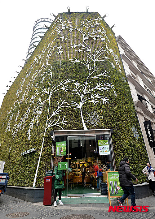 【서울=뉴시스】박진희 기자 = 국토교통부가 22일 전국 표준지 50만필지를 대상으로 평가한 공시지가 현황에 따르면 전국에서 가장 비싼 표준지는 서울 중구 명동8길 네이처리퍼블릭 화장품 판매점(사진)이 위치한 토지(169.3㎡)로 ㎡당 8310만원을 차지했다. 이 토지는 13년 연속 전국에서 가장 땅값이 비싼 곳으로 꼽혔으며, 가장 싼 토지는 경북 김천시 대항면 대성리 소재 자연림(5만3157㎡)으로 1㎡당 160원이었다. 2016.02.22.pak7130@newsis.com