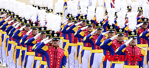 【서울=뉴시스】추상철 기자 = 육군사관학교 제76기 입학식이 열린 22일 오전 서울 노원구 육군사관학교 화랑대에서 신입사관생도들이 경례를 하고 있다.&nbsp;&nbsp; 22대 1의 경쟁률을 뚫고 합격한 76기 신입생도 287명(남 256명, 여 28명, 외국군 수탁생도 3명)은 지난달 25일부터 실시된 4주간의 화랑기초훈련을 마치고 이날 정식 입학했다. 2016.02.22.&nbsp;&nbsp; scchoo@newsis.com