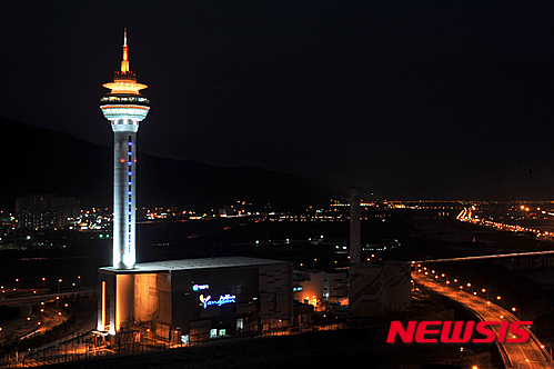 【양산=뉴시스】안지율 기자 = 22일 봄의 전령을 맞이하기 위해 여행객들이 많이 찾는 나들이 명소 중 하나이자 3월 한 달 봄 축제가 잇따라 열리는 경남 양산을 추천한다. 양산시는 오는 3월1일 시 승격 20주년 기념 축하와 함께 3월 한달간 다양한 축제를 개최한다. 사진은 양산타워의 야경. 2016.02.22. (사진=양산시 제공) photo@newsis.com