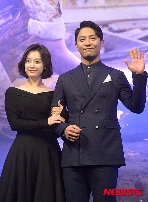 【서울=뉴시스】장세영 기자 = 22일 오후 서울 강남구 언주로 임피리얼팰리스 호텔 7층 두베홀에서 열린 KBS 2TV 새 수목드라마 '태양의 후예' 제작발표회에서 주연배우 온유 (왼쪽 부터), 송중기, 송혜교, 김지원, 진구가 포토타임을 갖고 있다.&nbsp; 한편 한국과 중국에서 동시 방영되는 첫번째 드라마로 화제가 되고 있는 KBS2 새 수목드라마 '태양의 후예'는 극한의 환경 속에서 사랑과 성공을 꿈꾸는 이 시대 젊은이들을 통해 삶의 가치와 사랑을 담아낼 휴먼 멜로드라마로 오는 24일 밤 10시 첫 방송된다. 2016.02.22. photothink@newsis.com