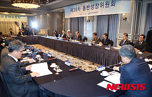 【서울=뉴시스】이영환 기자 = 23일 오전 서울 영등포구 여의도 켄싱턴호텔에서 열린 제39차 동반성장위원회에서 안충영 동반성장위원회 위원장이 인사말을 하고 있다. 2016.02.23.&nbsp; 20hwan@newsis.com