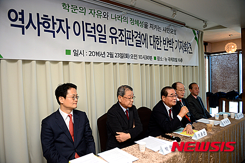 【서울=뉴시스】조성봉 기자 = 23일 오전 서울 중구 뉴국제호텔 세미나실에서 열린 역사학자 이덕일 유죄판결 반박 기자회견‘에서 이종찬(가운데) 우당기념관 관장이 모두 발언을 하고 있다.&nbsp; 참석자들은 기자회견문을 통해 "지난 5일 김현구 고려대 역사교육학과 명예교수를 식민사학자라고 주장해 기소된 이덕일 한가람역사문화연구소장이 징역 6월에 집행유예 2년을 선고받았다. 학자가 고소를 한 것도 학문원칙에 위배되는 것인데 사법부가 나서서 징역형을 선고한 것에 심각한 우려를 금하지 못한다"고 주장했다. 2016.02.23. suncho21@newsis.com 