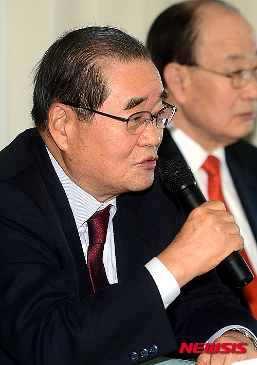 【서울=뉴시스】조성봉 기자 = 23일 오전 서울 중구 뉴국제호텔 세미나실에서 열린 역사학자 이덕일 유죄판결 반박 기자회견‘에서 이종찬 우당기념관 관장이 모두 발언을 하고 있다.&nbsp; 참석자들은 기자회견문을 통해 "지난 5일 김현구 고려대 역사교육학과 명예교수를 식민사학자라고 주장해 기소된 이덕일 한가람역사문화연구소장이 징역 6월에 집행유예 2년을 선고받았다.&nbsp; 학자가 고소를 한 것도 학문원칙에 위배되는 것인데 사법부가 나서서 징역형을 선고한 것에 심각한 우려를 금하지 못한다"고 주장했다. 2016.02.23. suncho21@newsis.com 