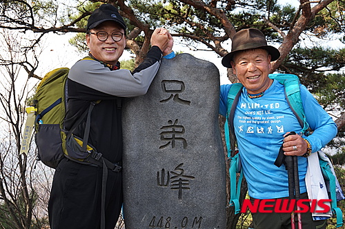 【수원=뉴시스】김경호 기자= 영화 '히말라야'의 실제 주인공인 엄홍길 '엄홍길휴먼재단' 상임이사는 23일 네팔 현지에서 뉴시스와의 전화 통화를 통해 "2004년 처음 만난 박광온(더민주·경기수원정) 의원이 휴먼원정대를 꾸릴 수 있도록 후원자를 소개해줘 큰 도움을 받았다"고 밝혔다. 사진은 수원 광교산 형제봉에 오른 박광온(왼쪽) 의원과 엄홍길(오른쪽) 대장의 모습. 2016.02.23(사진= 박광온 의원실 제공)&nbsp; photo@newsis.com 