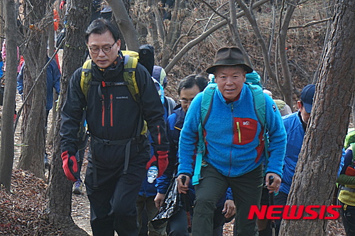 【수원=뉴시스】김경호 기자= 영화 '히말라야'의 휴먼원정대 엄홍길 대장을 2004년 실제로 도운 조력자로 알려진 박광온(더민주·경기수원정) 의원이 엄 대장과 함께 산을 오르고 있다. 이후 둘은 지금까지 호형호제 사이로 지내고 있다. 