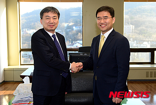 【서울=뉴시스】조성봉 기자 = 대법원 조병구 공보관이 29일 오후 서울 중구 퇴계로 남산스퀘어빌딩 뉴시스 본사를 예방해 김현호(왼쪽) 뉴시스 사장과 악수를 하고 있다. 2016.02.23. suncho21@newsis.com