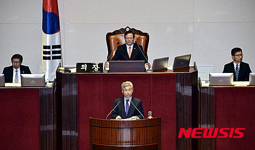 【서울=뉴시스】홍찬선 기자 = 새누리당 이철우 정보위 간사가 23일 오후 서울 여의도 국회에서 열린 제7차 본회의에서 국민보호와 공공안전을 위한 테러방지 법안에 대한 제안설명을 하고 있다. 2016.02.23. mania@newsis.com
