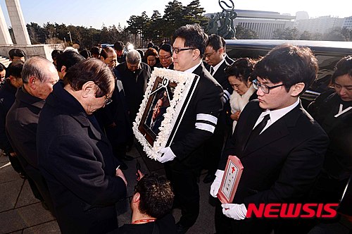 【서울=뉴시스】전신 기자 = 고 이기택 전 민주당 총재의 '4·19 민주사회장' 영결식이 엄수된 24일 신경식 헌정회장 등 참석자들이 서울 여의도 국회에 도착한 고인의 영정 앞에서 묵념하고 있다. 2016.02.24. photo1006@newsis.com