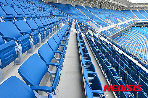 【대구=뉴시스】 배훈식 기자 = 경기장 준공을 하루 앞둔 24일 오전 대구 수성구 대구삼성라이온즈파크 관람석 모습. 내야 전 좌석에 컵 홀더가 설치되는 등 관중 편의를 위한 노력이 엿보인다. 프로야구 삼성 라이온즈의 새 홈 구장인 대구삼성라이온즈파크는 국내 야구장 중 처음으로 팔각형 모양으로 지어졌다. 2016.02.24. dahora83@newsis.com