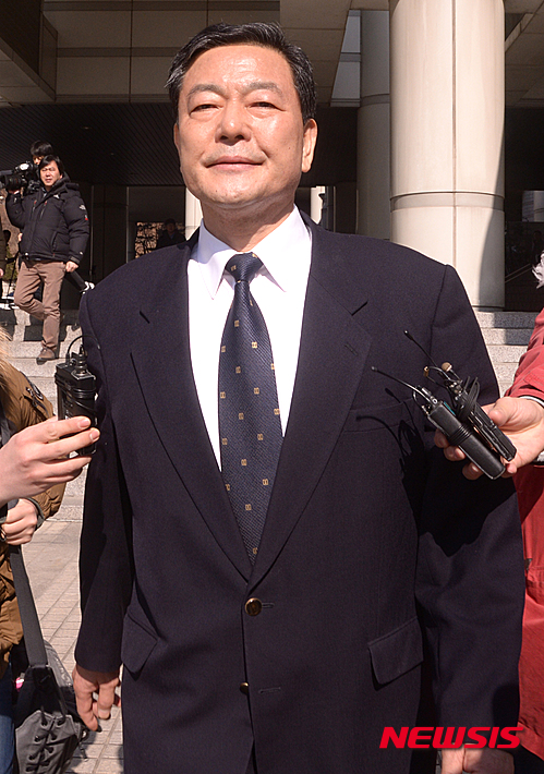 【서울=뉴시스】장세영 기자 = 통영함 납품 비리 사건으로 구속 기소됐다가 1심에서 항소심에서도 무죄를 선고받은 황기철 전 해군참모총장이 24일 오전 서울 서초동 고등법원에서 열린 항소심 선고공판을 끝마치고 법정을 나서고 있다.&nbsp;&nbsp;&nbsp; 재판부는 "피고인이 통영함 음파탐지기 제안서 작성 자체에 관여하지 않았고, 허위 공문서를 작성할 배임의 동기가 있었다고 보기도 어렵다"고 밝혔다. 2016.02.24.&nbsp; photothink@newsis.com
