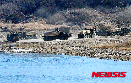 【연천=뉴시스】박진희 기자 = 북한의 청와대 타격 공언으로 군사적 긴장감이 높아진 24일 오후 경기도 연천군 군사보호구역에서 미군 군용트럭이 이동 훈련하고 있다. 2016.02.24.pak7130@newsis.com