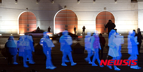 【서울=뉴시스】이영환 기자 = 24일 오후 서울 종로구 광화문 북측광장에서 국제앰네스티 한국지부 주최 유령집회가 진행되고 있다. 국제앰네스티 한국지부는 '박근혜 대통령의 취임 3주년을 앞두고 집회시위 자유의 보장을 요구하는 시민들의 바람을 담아 앰네스티 유령집회를 열었다'고 전했다. 2016.02.24. 20hwan@newsis.com