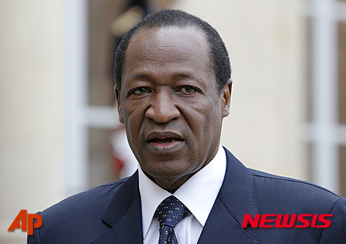 【파리=AP/뉴시스】1987년 정치적 동지 관계인 토마스 상카라 당시 대통령과 그의 지지자 12명을 암살한 혐의로 지난해 국제수배에 오른 블레즈 콩파오레 전 대통령이 망명국인 코트디부아르에서 시민권을 취득한지 1년이 넘는다는 사실이 24일(현지시간) 뒤늦게 확인됐다. 사진은 2012년 프랑스를 방문했을 때의 콩파오레 당시 대통령.2016.02.25. 