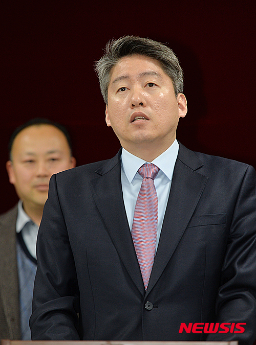【광주=뉴시스】배동민 기자 = 김경록 국민의당 대변인이 25일 오전 광주 서구 치평동 시의회 3층 브리핑룸에서 기자회견을 열고 4·13 20대 총선 광주 광산구갑 출마를 선언하고 있다. 2016.02.25.&nbsp; guggy@newsis.com