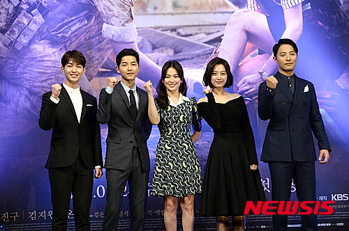 【서울=뉴시스】신효령 기자 = KBS 2TV 수목드라마 '태양의 후예'가 순조롭게 출발했다. 시청률조사회사 닐슨코리아에 따르면, 24일 첫 방송된 '태양의 후예'는 전국 기준 14.3%, 수도권 14.4%의 시청률을 기록했다. 같은 날 맞붙은 SBS TV '돌아와요 아저씨' 첫 회의 6.6%를 배 차이로 앞섰다. MBC TV '한 번 더 해피엔딩'은 5.0%에 머물렀다. 이날 첫 방송에서는 유시진(송중기)과 강모연(송혜교)의 운명적인 첫 만남이 그려졌다. 모연은 시진을 깡패로 오해했으나 CCTV를 확인하고 오해를 풀었고, 시진은 모연에게 상처를 치료받았다. '태양의 후예'는 낯선 땅 극한의 환경에서 사랑과 성공을 꿈꾸는 젊은 군인과 의사들을 통해 삶의 가치를 전하는 휴먼 멜로물이다. 송중기(31)의 군 전역 후 첫 작품으로 100% 사전 제작됐다. 지난해 6월 촬영을 시작해 12월30일 마쳤다. '비밀'(2013)'과 '연애의 발견'(2014)으로 섬세한 연출력을 인정받은 이응복 PD와 '후아유-학교 2015'(2015)의 백상훈 PD가 메가폰을 잡았다. '시크릿 가든'(2010) '신사의 품격'(2012) '상속자들'(2013) 등을 연이어 히트시킨 김은숙 작가와 '여왕의 교실'로 탄탄한 필력을 선보인 김원석 작가가 공동 집필했다. 송중기, 송혜교(34), 진구(36), 김지원(24), 그룹 '샤이니' 멤버 온유(27) 등이 출연한다. 월·화요일 오후 10시 방송. snow@newsis.com