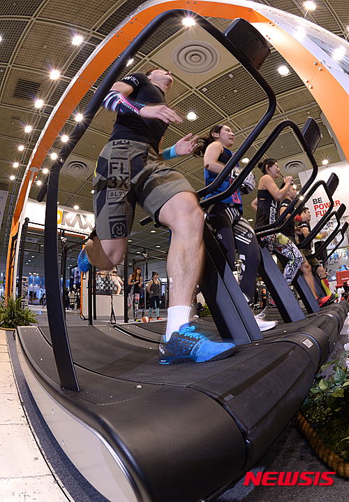 【서울=뉴시스】장세영 기자 = 25일 오전 서울 강남 코엑스에서 열린 국내 최대 규모의 스포츠 레저산업 종합전시회인 '2016 서울국제스포츠레저산업전(SPOEX)'에 한 부스에서 트레이너들이 무동력 런닝머신의 시범을 보여주고 있다. 2016.02.25.photothink@newsis.com