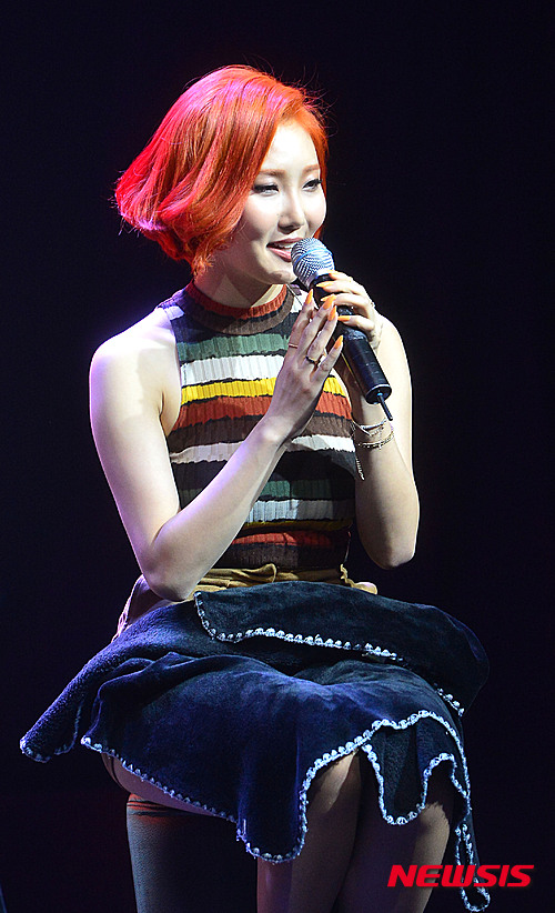 【서울=뉴시스】김선웅 기자 = 25일 오후 서울 마포구 예스24 무브홀에서 열린 마마무 첫 번째 정규앨범 '멜팅(Melting)' 쇼케이스에서 화사가 취재진의 질문에 답변을 하고 있다. 2016.02.25. mangusta@newsis.com