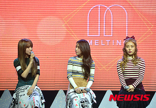 【서울=뉴시스】김선웅 기자 = 25일 오후 서울 마포구 예스24 무브홀에서 열린 마마무 첫 번째 정규앨범 '멜팅(Melting)' 쇼케이스에서 문별(왼쪽)이 인사말을 하고 있다. 2016.02.25. mangusta@newsis.com