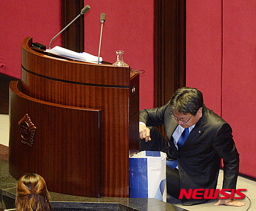 【서울=뉴시스】조수정 기자 = 테러방지법 저지를 위한 야당 의원들의 필리버스터가 사흘째 이어지고 있는 25일 밤 서울 여의도 국회 본회의장에서 강기정 의원이 무제한 토론을 하던 중 이석현 국회부의장의 격려 발언에 감정이 복받친 듯 발언대 뒤에 주저앉아 눈물을 흘리고 있다. 2016.02.25.&nbsp; chocrystal@newsis.com