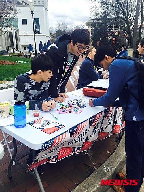 【뉴욕=뉴시스】노창현 특파원 = 미주한인풀뿌리단체 시민참여센터(대표 김동찬)가 24일 명문 에모리대와 조지아텍에서 한인대학생을 상대로 유권자 등록 캠페인과 풀뿌리 운동 교육을 개최했다. 이날 에모리와 조지아텍 한인 학생 대표들은 캠퍼스 내 야외 광장에서 유권자 등록 활동을 벌여 총 40여명의 신규 유권자 등록을 도왔고 수십건의 선거 관련 질문 또한 해결했다. 저녁에는 조지아 텍 캠퍼스내 강당에서 에모리 한인학생회(Emory KUSA)의 사회로 조지아 텍 국제학부 학장 조셉 밴코프 교수를 초청, 한인 대학생으로서의 시민참여의 중요성에 대하여 논의하는 세미나를 가졌다. 2016.05.25.<사진=시민참여센터 제공> robin@newsis.com